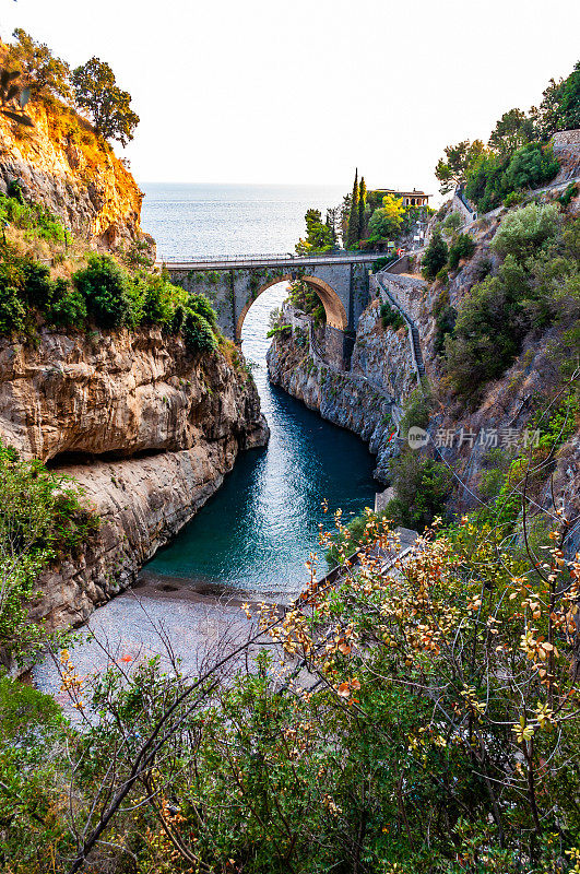 在坎帕尼亚地区的第勒尼安海湾上，在高耸的岩石悬崖之间建造的Fiordo di Furore弧形桥。独特的山崖、天然峡谷、峡谷或峡湾